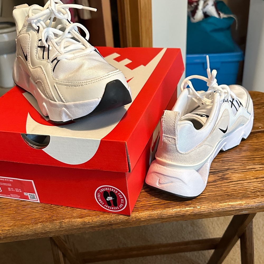 Nike RYZ 365 Sneakers.brings a futuristic take to the classic’90s Sneakers.